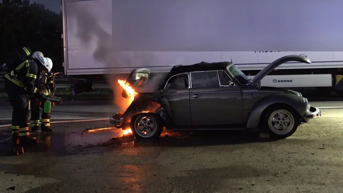 Das Oldtimer Herz blutet: VW Käfer geht auf B29 in Flammen auf – rund 50.000 Euro Schaden!