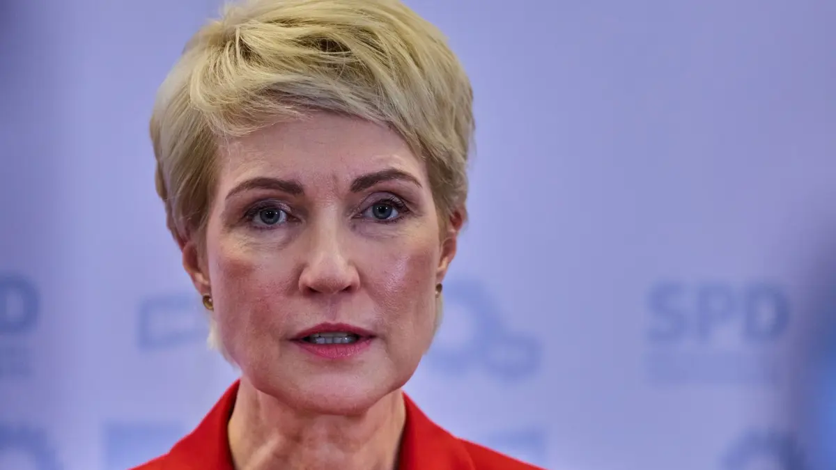 Manuela Schwesig: Manuela Schwesig (SPD), die Ministerpräsidentin und SPD-Landesvorsitzende in Mecklenburg-Vorpommern, bei einem Pressetermin nach dem Auftakt der Koalitionsverhandlungen. (zu dpa: «Diese sieben Probleme belasten die Koalition»)