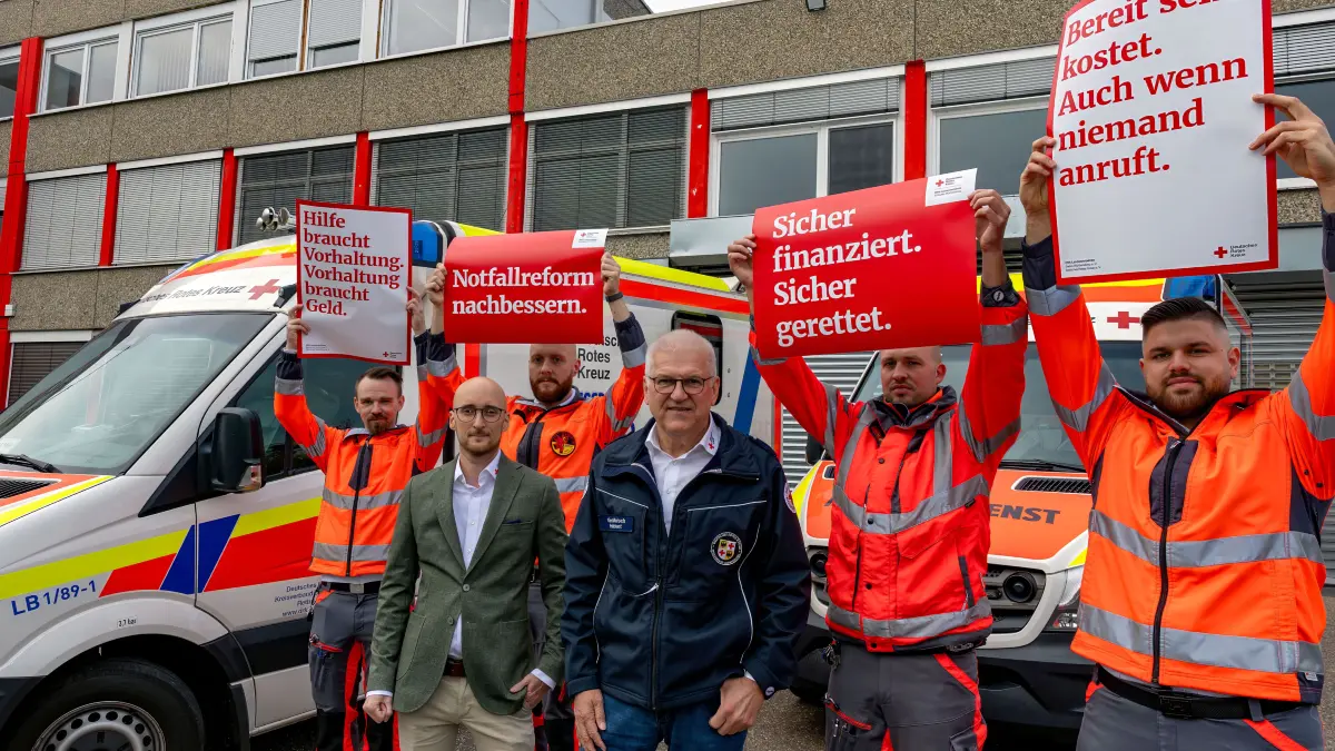 Ludwigsburg
Protest des DRK
Vor der DRK Rettungswache hieß es unter anderem Notfallreform nachbessern, vorne rechts DRK Kreisverbandspräsident Gerd Maisch, links daneben Geschäftsführer Till Fröscher