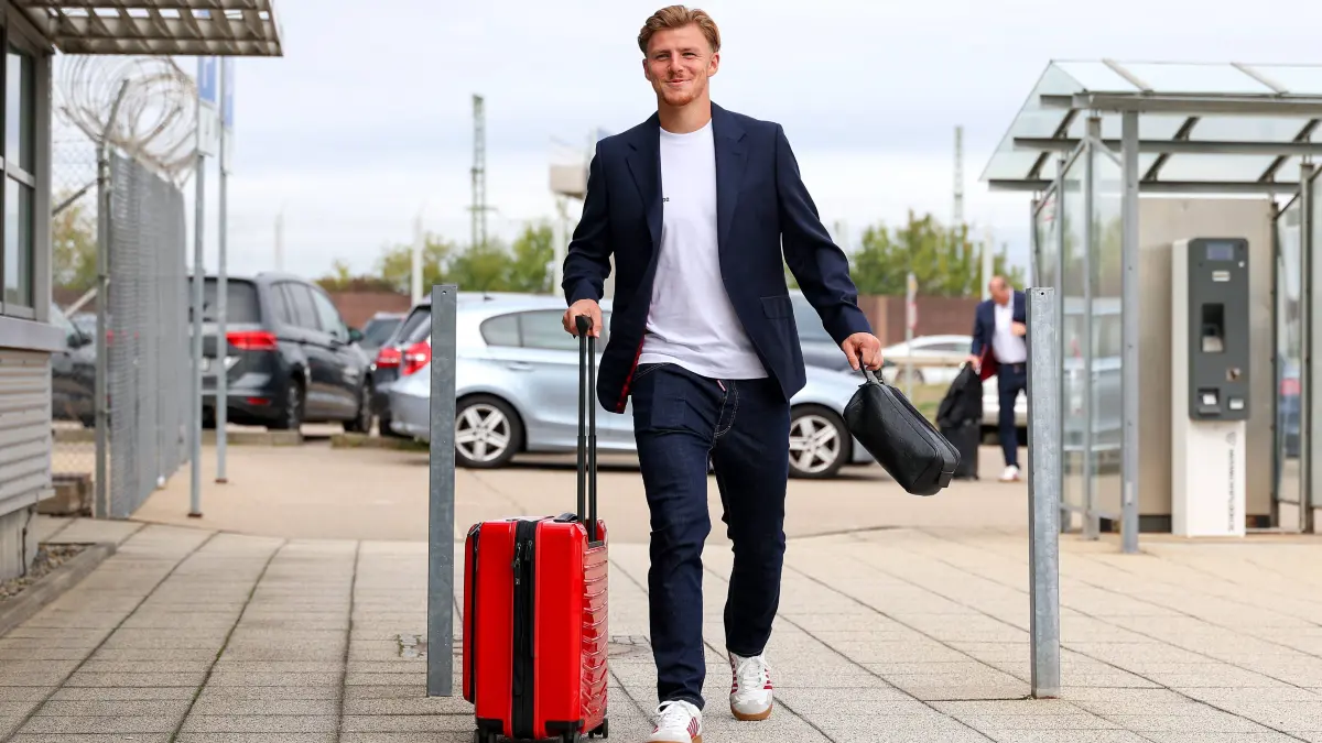 Fußball VfB Stuttgart Abflug: 13.10.2026, Stuttgart, Fußball UEFA Champions League, Saison 2026-2027, VfB Stuttgart fliegt nach Bratislava, Abflug, Finn Jeltsch *** October 13, 2026, Stuttgart, Soccer, UEFA Champions League, 20262027 season, VfB Stuttgart flies to Bratislava, departure, Finn Jeltsch