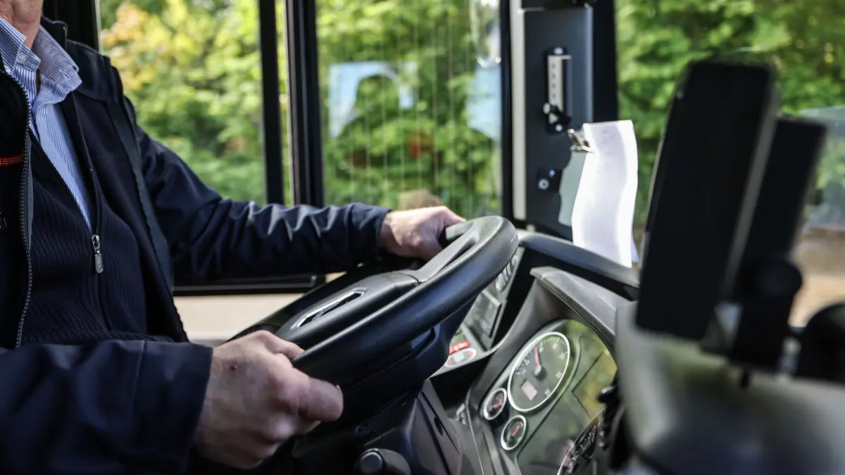 Busfahrer in Düsseldorf: Ein Fahrer der Verkehrsgesellschaft Rheinbahn steuert einen Bus durch die Stadt. (zu dpa: «Schulbus verunglückt»)
