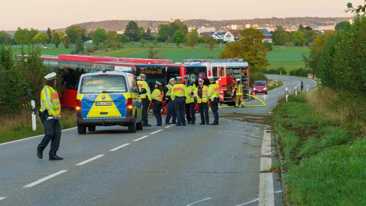 Schwerer Busunfall mit Gelenkbus zwischen Aidlingen und Darmsheim.