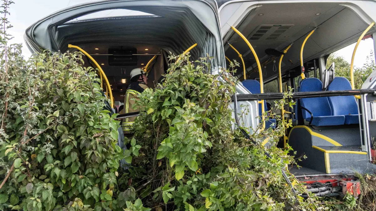 Schwerer Busunfall mit Gelenkbus zwischen Aidlingen und Darmsheim.