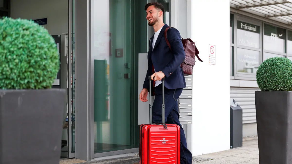 Fußball VfB Stuttgart Abflug: BAU // 13.10.2026, Stuttgart, Fußball UEFA Champions League, Saison 2026-2027, VfB Stuttgart fliegt nach Bratislava, Abflug, Dennis Seimen