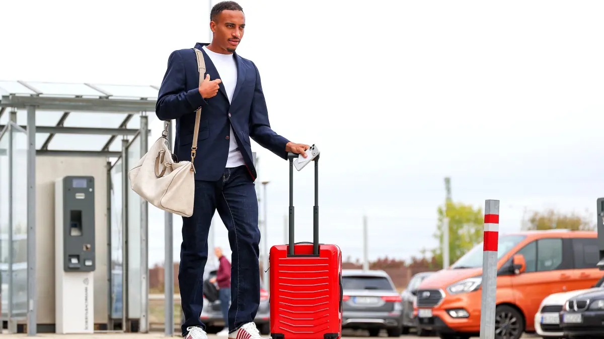 Fußball VfB Stuttgart Abflug: BAU // 13.10.2026, Stuttgart, Fußball UEFA Champions League, Saison 2026-2027, VfB Stuttgart fliegt nach Bratislava, Abflug, Jamie Leweling