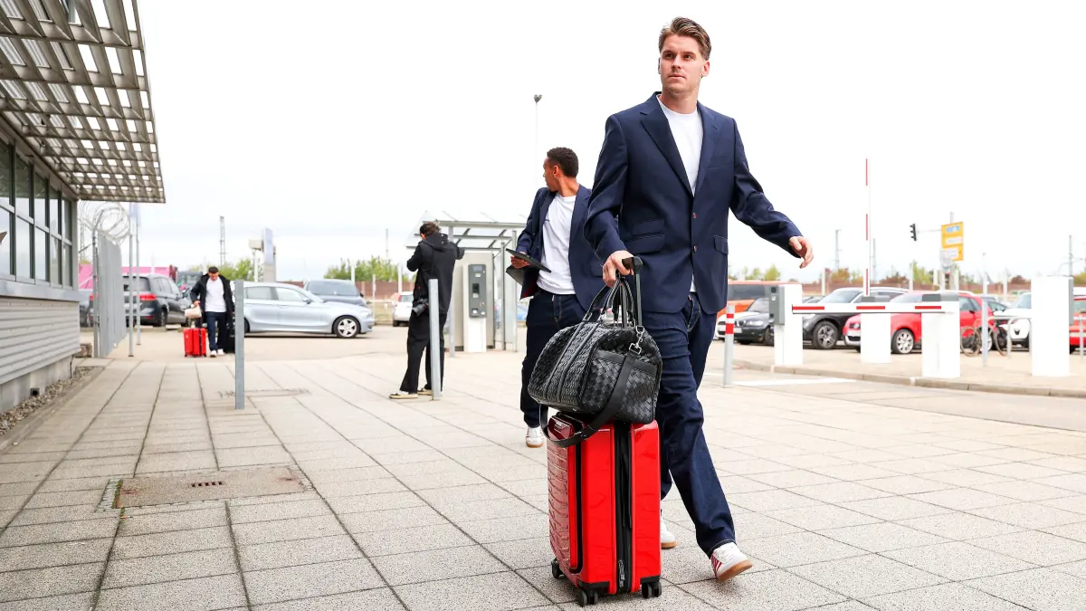 Fußball VfB Stuttgart Abflug: 13.10.2026, Stuttgart, Fußball UEFA Champions League, Saison 2026-2027, VfB Stuttgart fliegt nach Bratislava, Abflug, Ramon Hendriks *** October 13, 2026, Stuttgart, Soccer, UEFA Champions League, 20262027 season, VfB Stuttgart flies to Bratislava, departure, Ramon Hendriks