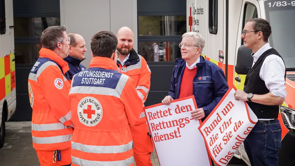 Landes- und bundesweiter Protest des DRK gegen die GKV-Reformpläne auf Bundesebene. Anwesen auch Dr. Martin Schairer und DRK-Leiter Ralph Schuster: Landes- und bundesweiter Protest des DRK gegen die GKV-Reformpläne auf Bundesebene. Anwesen auch Dr. Martin Schairer und DRK-Leiter Ralph Schuster