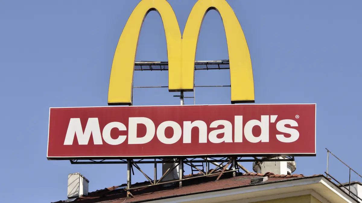 Riesiges McDonald s Logoschild auf einem Wohnhaus in Sofia, Bulgarien, Osteuropa, Balkan, EU Giant McDonald s logo sign : Riesiges McDonald s Logoschild auf einem Wohnhaus in Sofia, Bulgarien, Osteuropa, Balkan, EU Giant McDonald s logo sign on residential building in Sofia Bulgaria, Eastern Europe, Balkans, EU Copyright: imageBROKER/OgiexTrinford iblzkm18784116.jpg Bitte beachten Sie die gesetzlichen Bestimmungen des deutschen Urheberrechtes hinsichtlich der Namensnennung des Fotografen im direkten Umfeld der Veröffentlichung
