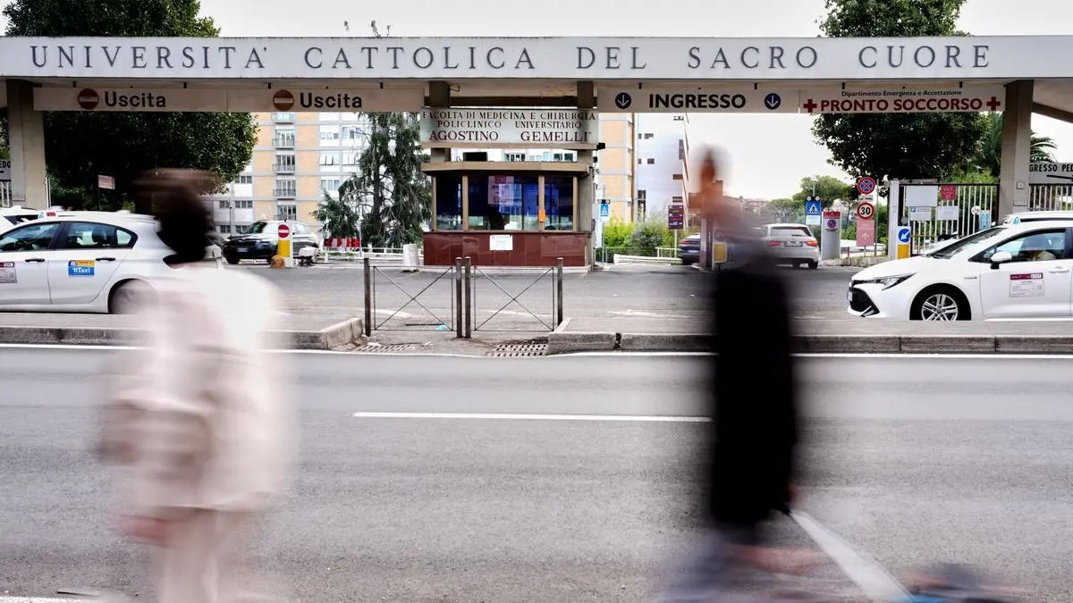 Das Policlinico Universitario Agostino Gemelli ist das Lehrkrankenhaus der Katholischen Universität Sacro Cuore (Heiliges Herz). Es wurde 1964 gegründet und gilt als eines der besten Krankenhäuser Italiens. Benannt ist die Klinik nach dem Franziskanerpater und Mediziner Agostino Gemelli (1878-1959).