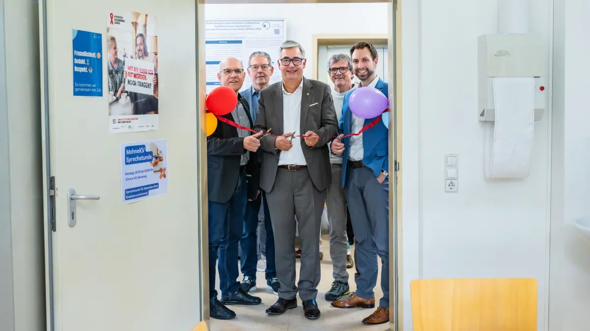 v.l.: Martin Strecker (Geschäftsführer Kreisdiakonieverband), Heinrich Knodel (Projektleitung Kreisdiakonieverband), Landrat Dietmar Allgaier, Dr. med. Jürgen Maier (Ehrenamtlicher), Marc Dressel (Leiter Caritas Ludwigsburg-Waiblingen-Enz) eröffnen offiziell die Sprechstunde für Menschen ohne Krankenversicherung (Landratsamt Ludwigsburg).