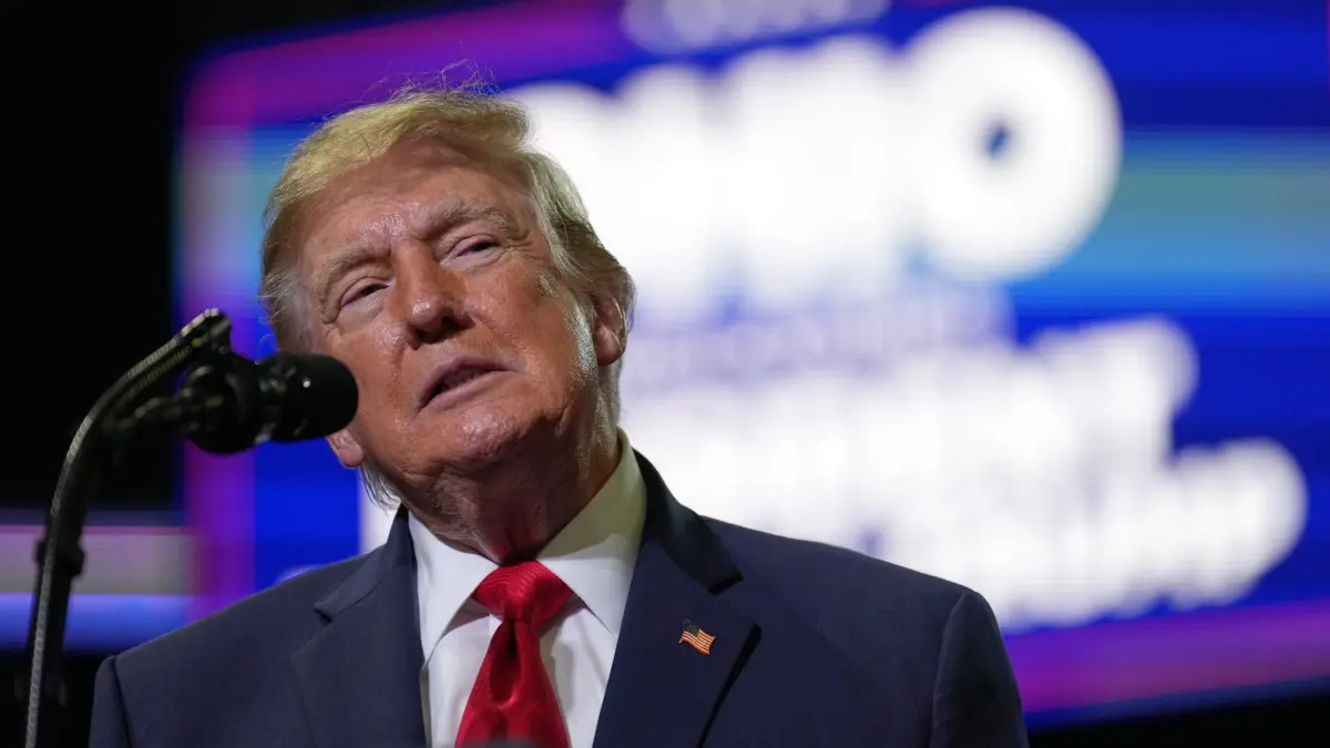 US-Präsident Trump: 12.10.2026, USA, Youngstown: US-Präsident Donald Trump spricht bei einer Wahlkampfveranstaltung im Covelli Centre in Youngstown in Ohio. Foto: Jacquelyn Martin/AP/dpa +++ dpa-Bildfunk +++