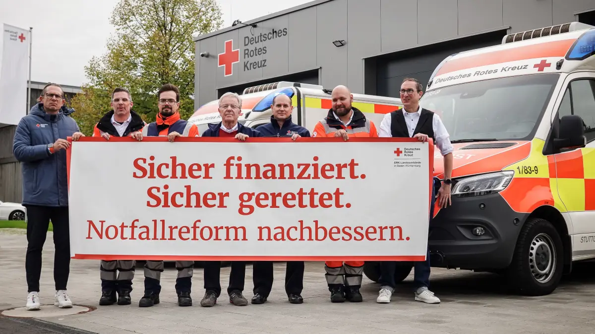 Landes- und bundesweiter Protest des DRK gegen die GKV-Reformpläne auf Bundesebene. Anwesen auch Dr. Martin Schairer und DRK-Leiter Ralph Schuster: Landes- und bundesweiter Protest des DRK gegen die GKV-Reformpläne auf Bundesebene. Anwesen auch Dr. Martin Schairer und DRK-Leiter Ralph Schuster