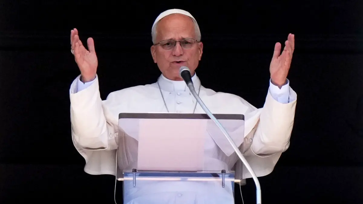 Papst Leo XIV.: Papst Leo XIV. erteilt seinen Segen, während er im Vatikan vom Fenster seines Arbeitszimmers mit Blick auf den Petersplatz das Mittagsgebet „Angelus“ spricht. Der Pontifex ist vor seiner bevorstehenden Operation an der Lunge im Krankenhaus angekommen. (zu dpa: «Papst für Lungen-OP in Klinik - Eingriff am Nachmittag»)