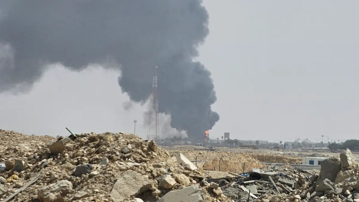 Iran-Krieg - Saudi-Arabien: ARCHIV - 03.10.2026, Saudi-Arabien, Riad: Schwarzer Rauch und Flammen steigen aus einer Ölförderanlage in einem Industriegebiet im Süden von Riad auf. (zu dpa: «Huthi-Miliz und Saudi-Arabien melden weitere Angriffe») Foto: STR/AP/dpa +++ dpa-Bildfunk +++