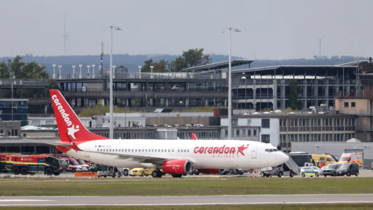 Nach möglichem Luftnotfall am Flughafen Nürnberg: Eine aus Korfu kommende Maschine der Fluggesellschaft Corendon steht auf dem Nürnberger Flughafengelände
. Der Nürnberger Flughafen ist wegen eines Polizeieinsatzes gegen Mittag für den Flugverkehr gesperrt worden. Nach einem Alarm wegen eines möglichen Notfalls in einem Flugzeug am Nürnberger Flughafen hat die Polizei Entwarnung gegeben. (zu dpa: «Entwarnung nach Alarm an Flughafen - Kampfjets im Einsatz»)