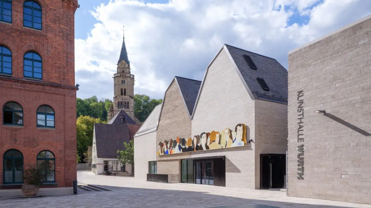 Die erweiterte Kunsthalle Würth in Schwäbisch Hall, mit einem Fries von Alex Katz über dem neuen Haupteingang.
