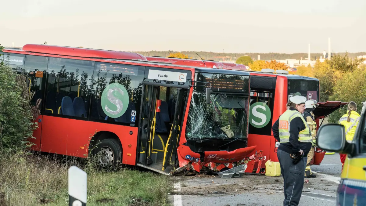 Schwerer Busunfall mit Gelenkbus zwischen Aidlingen und Darmsheim.