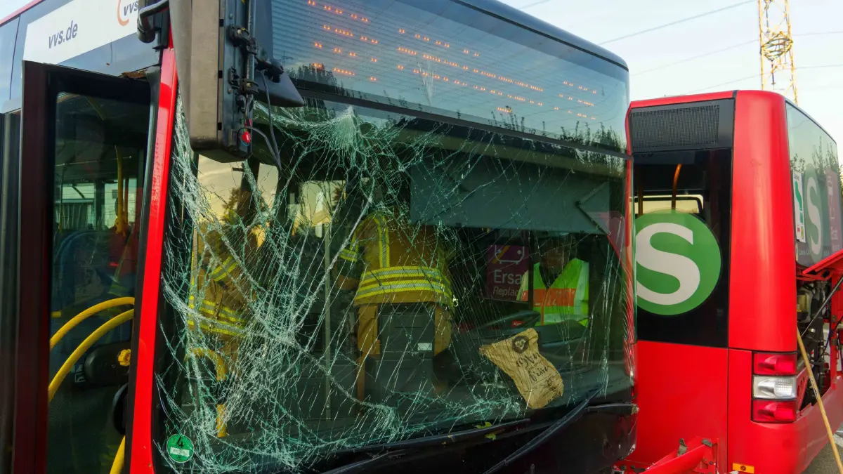 Schwerer Busunfall mit Gelenkbus zwischen Aidlingen und Darmsheim.