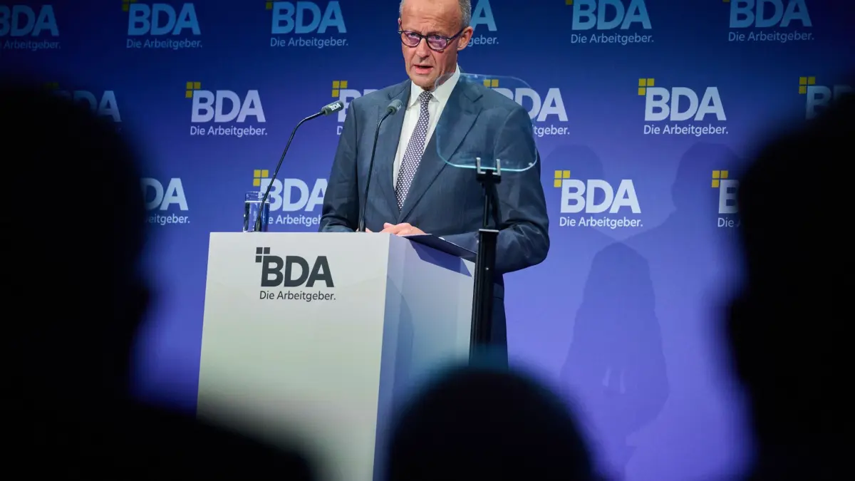 Deutscher Arbeitgebertag 2026: Bundeskanzler Friedrich Merz (CDU) spricht beim Deutschen Arbeitgebertag der Bundesvereinigung der Deutschen Arbeitgeberverbände (BDA) im Berliner Congress Center (BCC). Spitzenvertreter aus Wirtschaft, Politik und Gesellschaft treffen sich einmal jährlich beim Arbeitgebertag und diskutieren Entwicklungen in Politik und Wirtschaft. (zu dpa: «Merz: «Habe nicht Absicht, Liebling der Nation zu werden»»)