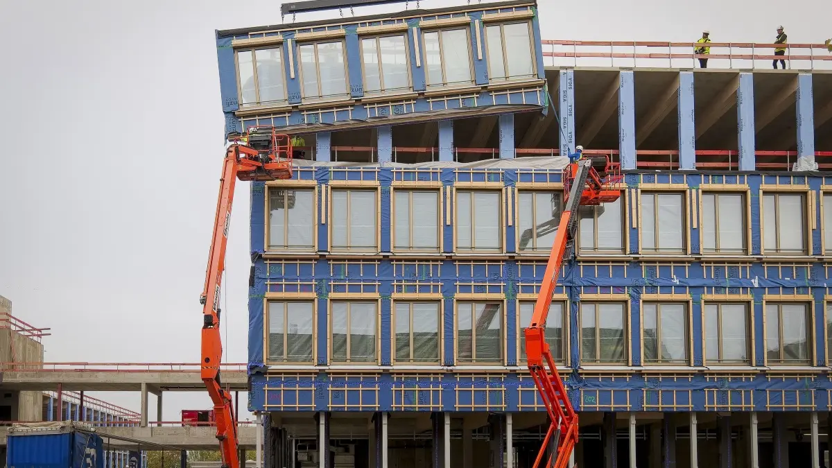 Bildungszentrum: Ludwigsburg - M: Das Bildungszentrum West bekommt jetzt seine Außenwände. Das Besondere: Die werden am Stück samt Fenstern angeliefert und montiert.