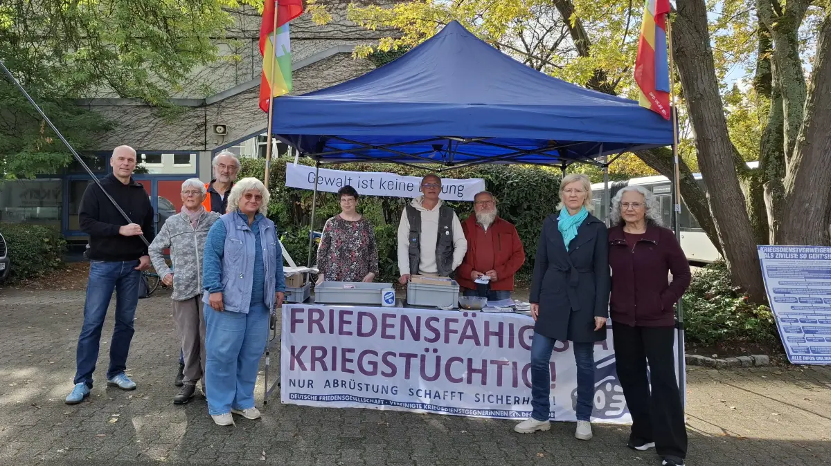 Mitgleider des Friedensstammtisch und der DFG-VK haben an der Stadionhalle in Marbach einen Infostand für Jugendliche organisiert