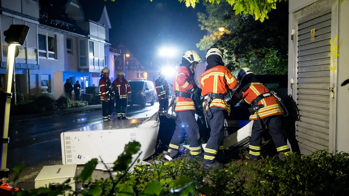Mercedes reißt Kabelverteilerschrank um - Feuerwehr im Einsatz