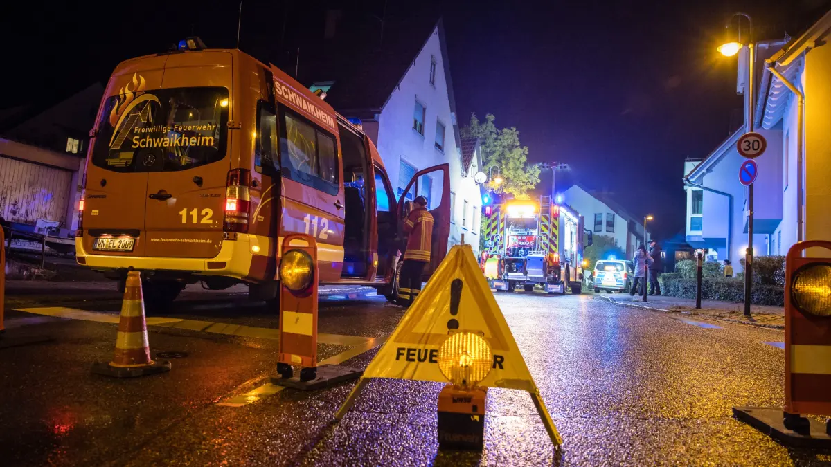 Mercedes reißt Kabelverteilerschrank um - Feuerwehr im Einsatz