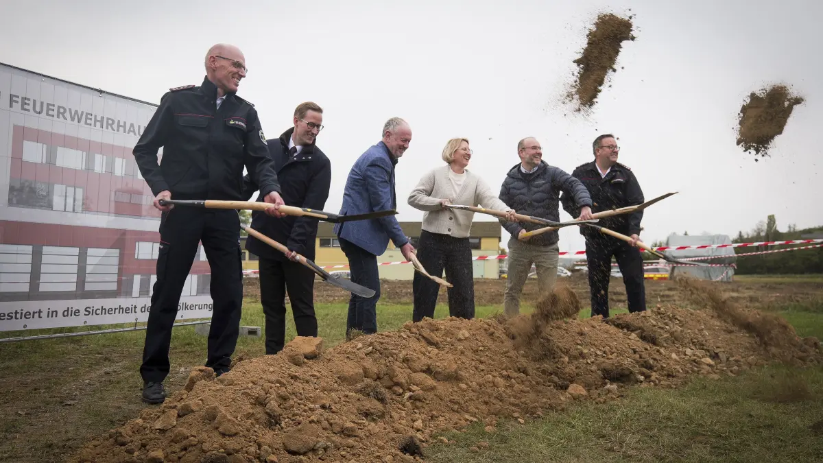 Spatenstich: Leonberg Warmbronn - Spatenstich neue Feuerwehrhaus am Ortsrand. Im Bild v l n r: Simon Mayer , Abteilungskommandant, Oberbürgermeister Tobias Degode , Ortsvorsteherin Martina Reisser, Erster Bürgermeister Klaus Brenner , Architekt (??) , Kommandant Wolfgang Zimmermann