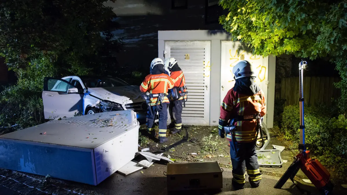 Mercedes reißt Kabelverteilerschrank um - Feuerwehr im Einsatz