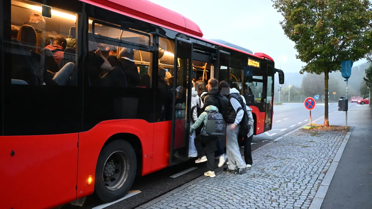 Wer hier noch einsteigen will, muss sich mit aller Macht hineindrücken.