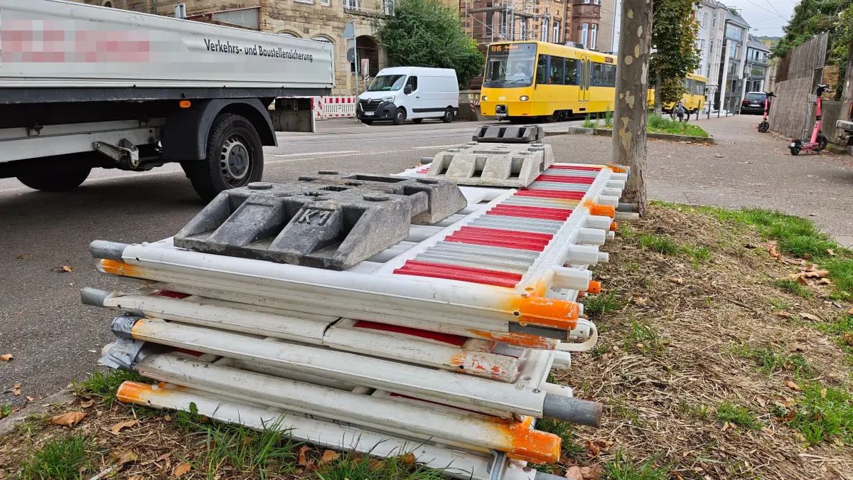 Die Kunststoffzäune liegen bereit. Ab Montag, 21. Oktober, wird die Gerokstraße auf Höhe der Uhlandshöhe erneut gesperrt.
