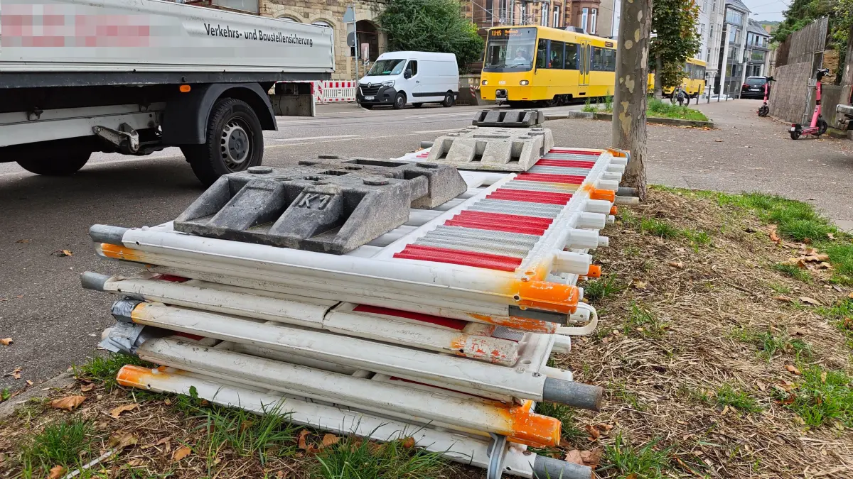 Die Kunststoffzäune liegen bereit. Ab Montag, 21. Oktober, wird die Gerokstraße auf Höhe der Uhlandshöhe erneut gesperrt.
