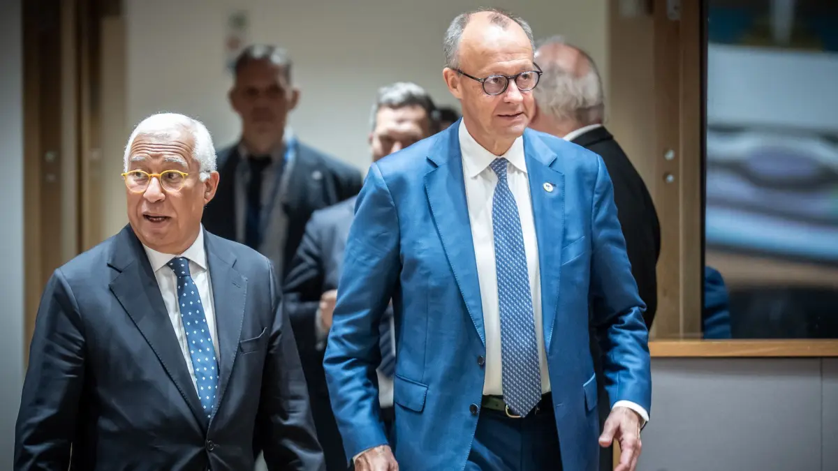EU-Gipfel: António Costa (l), Präsident des Europäischen Rates, kommt neben Bundeskanzler Friedrich Merz (CDU) zu den Beratungen beim EU Gipfel, dem Treffen der Staats- und Regierungschefs der EU, mit dem Thema des Gemeinschaftshaushalts ab 2028. (zu dpa: «EU-Herbstgipfel droht Eskalation im Haushaltsstreit»)