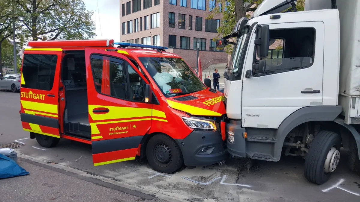 Frontalzusammenstoß zwischen Feuerwehrfahrzeug und Lkw in Feuerbach