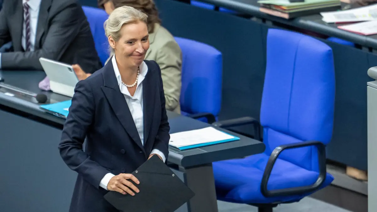 Bundestag: 14.10.2026, Berlin: Alice Weidel, Bundesvorsitzende und Fraktionsvorsitzende der AfD, geht vor dem leeren Stuhl von Bundeskanzler Merz im Plenarsaal im Bundestag nach einer Regierungserklärung vor dem EU-Gipfel, dem Europäischen Rat. Foto: Michael Kappeler/dpa +++ dpa-Bildfunk +++