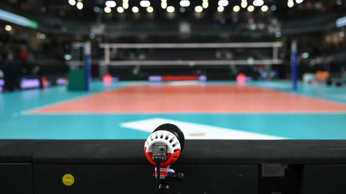 Volleyball I Herren I 2023-2024 I Champions League Volley I 4th Round Leg 3 CLVM 71 I SVG Lüneburg - JASTRZEBSKI Wegiel I 13.12.2023 Kamera, blury background, challenge, lights, Video Challenge System, Hawkeye, Symbolfoto Lüneburg LKH Arena Niedersachsen Deutschland *** Volleyball I Men I 2023 2024 I Champions League Volley I 4th Round Leg 3 CLVM 71 I SVG Lüneburg JASTRZEBSKI Wegiel I 13 12 2023 Camera, blury background, challenge, lights, Video Challenge System, Hawkeye, symbol photo Lüneburg LKH Arena Niedersachsen Germany Copyright: xLobeca/AndreasxHannigx