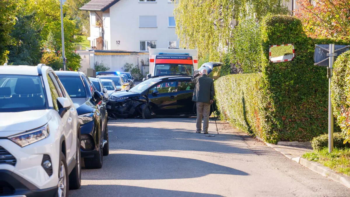 Leonberg-Warmbronn: Schwerer Verkehrsunfall - Vier Fahrzeuge beschaedigt: Leonberg-Warmbronn. Am Mittwochnachmittag kam es in einem Wohngebiet in Warmbronn zu einem schadenstraechtigen Verkehrsunfall. Dabei wurden insgesamt vier Fahrzeuge beschaedigt, der Fahrer des Unfallwagens erlitt schwere Verletzungen.<br />
<br />
Nach ersten Informationen der Polizei war der Fahrer eines schwarzen Pkw in der Strasse „Im Brenntenhau“ unterwegs, als er aus bislang ungeklaerter Ursache mit mehreren geparkten Fahrzeugen kollidierte. Dabei wurden die beteiligten Pkw teilweise erheblich beschaedigt.<br />
<br />
Nach den Kollisionen kam der schwarze Pkw zwischen einer Hecke und einem Mercedes zum Stillstand und war dort eingeklemmt. Der Fahrer erlitt schwere Verletzungen und wurde zur weiteren medizinischen Versorgung in ein Krankenhaus gebracht.<br />
<br />
Neben dem Unfallfahrzeug wurden drei weitere Pkw teilweise erheblich beschaedigt. Die Verkehrspolizei hat die Ermittlungen zum genauen Unfallhergang und zur Unfallursache uebernommen.