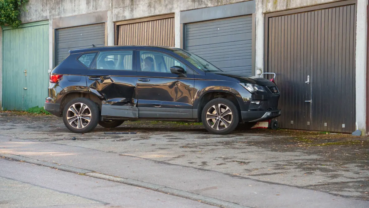 Leonberg-Warmbronn: Schwerer Verkehrsunfall - Vier Fahrzeuge beschaedigt: Leonberg-Warmbronn. Am Mittwochnachmittag kam es in einem Wohngebiet in Warmbronn zu einem schadenstraechtigen Verkehrsunfall. Dabei wurden insgesamt vier Fahrzeuge beschaedigt, der Fahrer des Unfallwagens erlitt schwere Verletzungen.<br />
<br />
Nach ersten Informationen der Polizei war der Fahrer eines schwarzen Pkw in der Strasse „Im Brenntenhau“ unterwegs, als er aus bislang ungeklaerter Ursache mit mehreren geparkten Fahrzeugen kollidierte. Dabei wurden die beteiligten Pkw teilweise erheblich beschaedigt.<br />
<br />
Nach den Kollisionen kam der schwarze Pkw zwischen einer Hecke und einem Mercedes zum Stillstand und war dort eingeklemmt. Der Fahrer erlitt schwere Verletzungen und wurde zur weiteren medizinischen Versorgung in ein Krankenhaus gebracht.<br />
<br />
Neben dem Unfallfahrzeug wurden drei weitere Pkw teilweise erheblich beschaedigt. Die Verkehrspolizei hat die Ermittlungen zum genauen Unfallhergang und zur Unfallursache uebernommen.