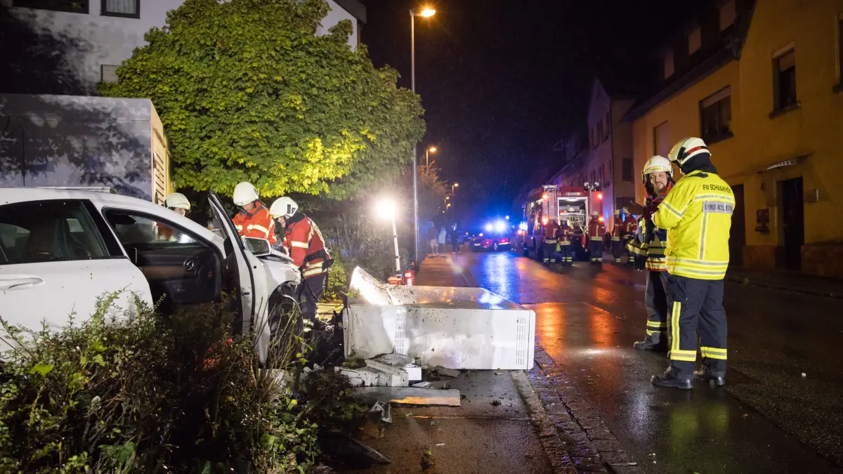 Mercedes reißt Kabelverteilerschrank um - Feuerwehr im Einsatz
