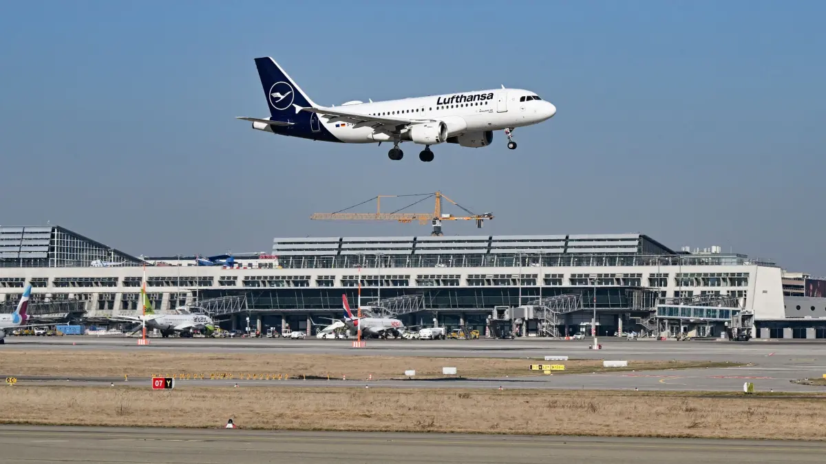 Flughafen Stuttgart: Auf dem baden-württembergischen Landesflughafen, dem Flughafen Stuttgart, landet eine Maschine von Lufthansa. Wegen eines medizinischen Notfalls eines Fluggastes an Bord hat eine Lufthansa-Maschine am Nachmittag in Stuttgart zwischenlanden müssen. (zu dpa: «Neue Flugziele: Das ändert sich an den Südwest-Flughäfen»)