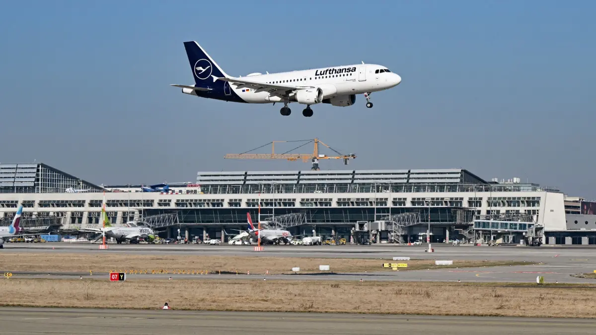 Flughafen Stuttgart: ARCHIV - 04.03.2022, Baden-Württemberg, Stuttgart: Auf dem baden-württembergischen Landesflughafen, dem Flughafen Stuttgart, landet eine Maschine von Lufthansa. Wegen eines medizinischen Notfalls eines Fluggastes an Bord hat eine Lufthansa-Maschine am Nachmittag in Stuttgart zwischenlanden müssen. (zu dpa: «Neue Flugziele: Das ändert sich an den Südwest-Flughäfen») Foto: Bernd Weißbrod/dpa +++ dpa-Bildfunk +++