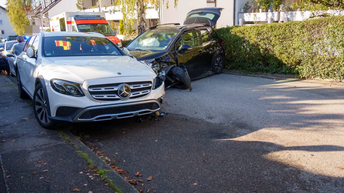 Leonberg-Warmbronn: Schwerer Verkehrsunfall - Vier Fahrzeuge beschaedigt: Leonberg-Warmbronn. Am Mittwochnachmittag kam es in einem Wohngebiet in Warmbronn zu einem schadenstraechtigen Verkehrsunfall. Dabei wurden insgesamt vier Fahrzeuge beschaedigt, der Fahrer des Unfallwagens erlitt schwere Verletzungen.<br />
<br />
Nach ersten Informationen der Polizei war der Fahrer eines schwarzen Pkw in der Strasse „Im Brenntenhau“ unterwegs, als er aus bislang ungeklaerter Ursache mit mehreren geparkten Fahrzeugen kollidierte. Dabei wurden die beteiligten Pkw teilweise erheblich beschaedigt.<br />
<br />
Nach den Kollisionen kam der schwarze Pkw zwischen einer Hecke und einem Mercedes zum Stillstand und war dort eingeklemmt. Der Fahrer erlitt schwere Verletzungen und wurde zur weiteren medizinischen Versorgung in ein Krankenhaus gebracht.<br />
<br />
Neben dem Unfallfahrzeug wurden drei weitere Pkw teilweise erheblich beschaedigt. Die Verkehrspolizei hat die Ermittlungen zum genauen Unfallhergang und zur Unfallursache uebernommen.
