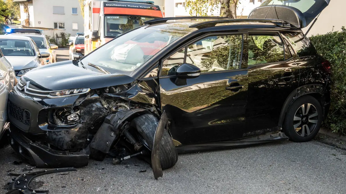 Leonberg-Warmbronn: Schwerer Verkehrsunfall - Vier Fahrzeuge beschaedigt: Leonberg-Warmbronn. Am Mittwochnachmittag kam es in einem Wohngebiet in Warmbronn zu einem schadenstraechtigen Verkehrsunfall. Dabei wurden insgesamt vier Fahrzeuge beschaedigt, der Fahrer des Unfallwagens erlitt schwere Verletzungen.<br />
<br />
Nach ersten Informationen der Polizei war der Fahrer eines schwarzen Pkw in der Strasse „Im Brenntenhau“ unterwegs, als er aus bislang ungeklaerter Ursache mit mehreren geparkten Fahrzeugen kollidierte. Dabei wurden die beteiligten Pkw teilweise erheblich beschaedigt.<br />
<br />
Nach den Kollisionen kam der schwarze Pkw zwischen einer Hecke und einem Mercedes zum Stillstand und war dort eingeklemmt. Der Fahrer erlitt schwere Verletzungen und wurde zur weiteren medizinischen Versorgung in ein Krankenhaus gebracht.<br />
<br />
Neben dem Unfallfahrzeug wurden drei weitere Pkw teilweise erheblich beschaedigt. Die Verkehrspolizei hat die Ermittlungen zum genauen Unfallhergang und zur Unfallursache uebernommen.
