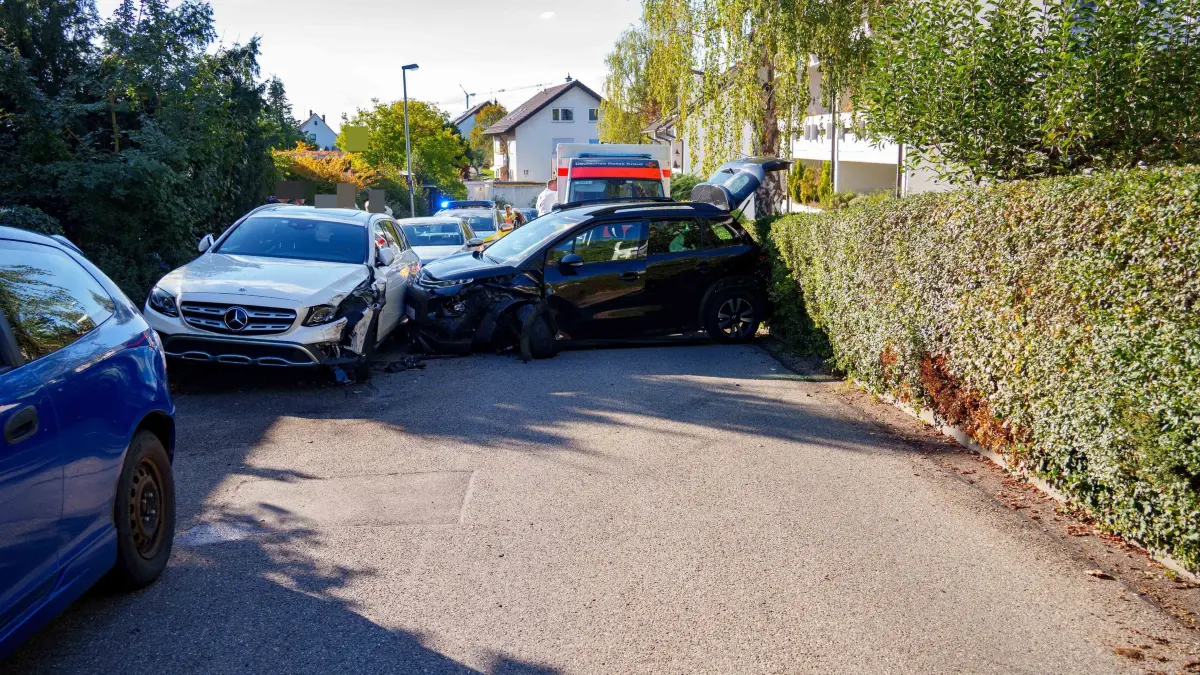 Leonberg-Warmbronn: Schwerer Verkehrsunfall - Vier Fahrzeuge beschaedigt: Leonberg-Warmbronn. Am Mittwochnachmittag kam es in einem Wohngebiet in Warmbronn zu einem schadenstraechtigen Verkehrsunfall. Dabei wurden insgesamt vier Fahrzeuge beschaedigt, der Fahrer des Unfallwagens erlitt schwere Verletzungen.<br />
<br />
Nach ersten Informationen der Polizei war der Fahrer eines schwarzen Pkw in der Strasse „Im Brenntenhau“ unterwegs, als er aus bislang ungeklaerter Ursache mit mehreren geparkten Fahrzeugen kollidierte. Dabei wurden die beteiligten Pkw teilweise erheblich beschaedigt.<br />
<br />
Nach den Kollisionen kam der schwarze Pkw zwischen einer Hecke und einem Mercedes zum Stillstand und war dort eingeklemmt. Der Fahrer erlitt schwere Verletzungen und wurde zur weiteren medizinischen Versorgung in ein Krankenhaus gebracht.<br />
<br />
Neben dem Unfallfahrzeug wurden drei weitere Pkw teilweise erheblich beschaedigt. Die Verkehrspolizei hat die Ermittlungen zum genauen Unfallhergang und zur Unfallursache uebernommen.