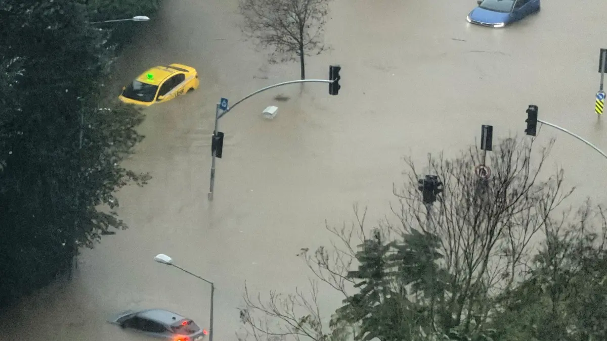Wetter in Istanbul: Fahrzeuge bleiben während starker Regenfälle auf einer teilweise überfluteten Straße in Istanbul liegen. (zu dpa: «Rettungsaktionen nach Überschwemmung in Istanbul - zwei Tote»)