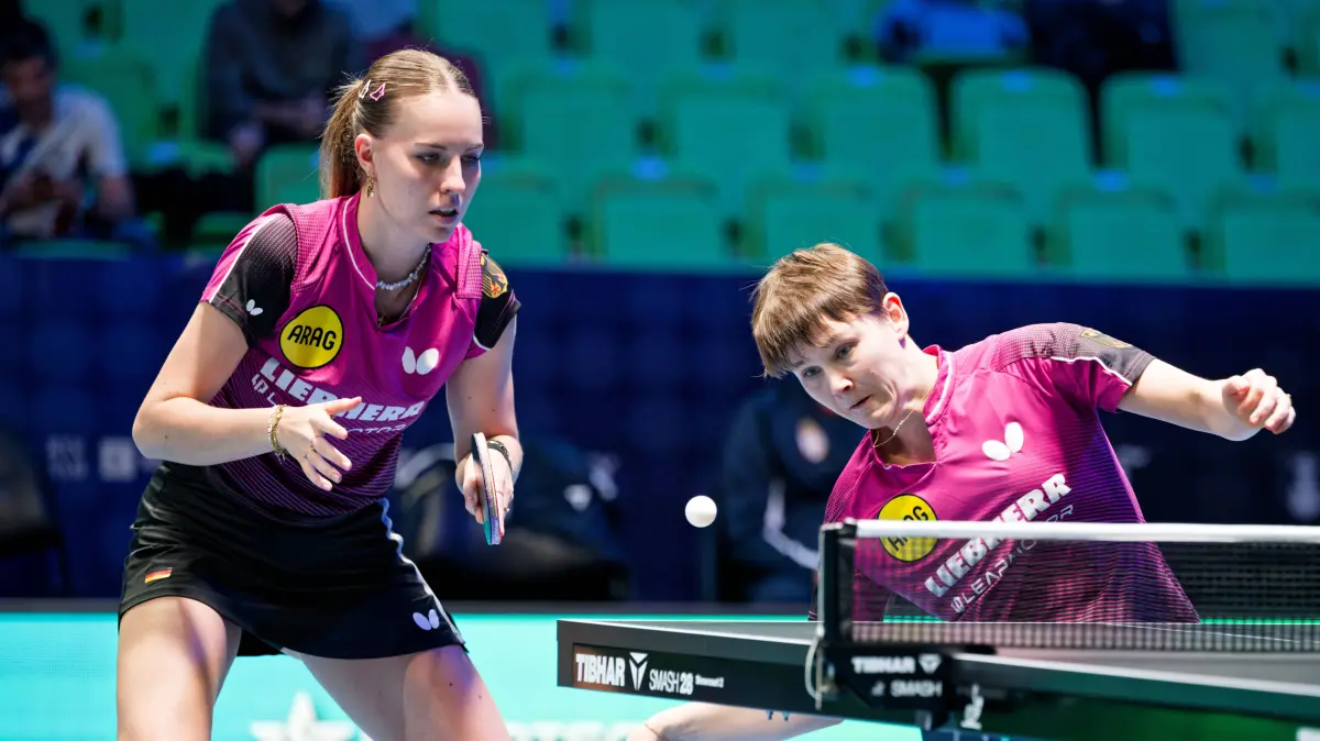 Annett Kaufmann und Nina Mittelham bei den Tischtennis-Europameisterschaften in Ljubljana, Slowenien: Annett Kaufmann und Nina Mittelham bei den Tischtennis-Europameisterschaften in Ljubljana, Slowenien LJUBLJANA, SLOWENIEN - 15. OKTOBER 2026: Annett Kaufmann SV DJK Kolbermoor und Nina Mittelham ttc berlin eastside erreichen im Doppel das Halbfinale der Tischtennis-Europameisterschaften in der Stozice Arena, Ljubljana, Slowenien Ljubljana Stozice Arena Slovenia *** Annett Kaufmann and Nina Mittelham at the European Table Tennis Championships in Ljubljana, Slovenia LJUBLJANA, SLOVENIA, OCTOBER 15, 2026 Annett Kaufmann of SV DJK Kolbermoor and Nina Mittelham of ttc berlin eastside reach the semifinals in doubles at the European Table Tennis Championships at the Stozice Arena in Ljubljana, Slovenia Ljubljana Stozice Arena Slovenia