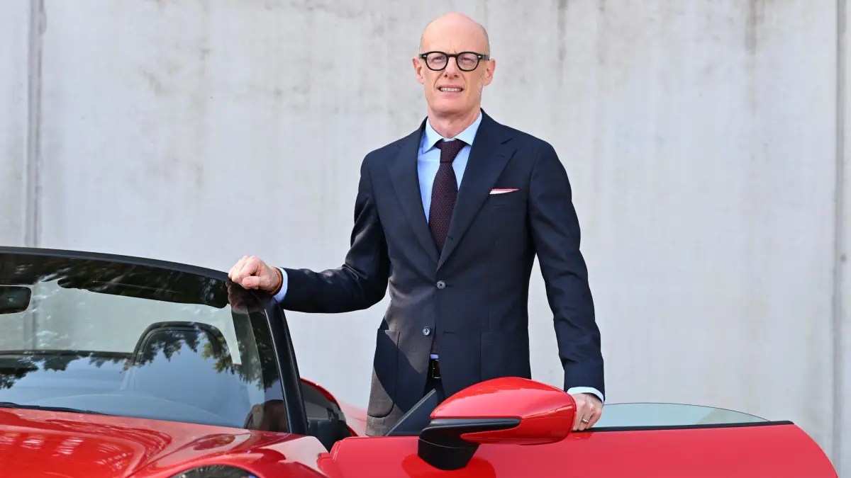Michael Leiters - Porsche: PRODUKTION - 06.10.2026, Baden-Württemberg, Weissach: Michael Leiters, der Vorstandsvorsitzende des Stuttgarter Sportwagenherstellers Porsche, steht im Porsche Entwicklungszentrum neben einem Porsche 911 GT3 SC. (zu dpa: «Porsche präsentiert neues Supersportwagen-Design») Foto: Bernd Weißbrod/dpa +++ dpa-Bildfunk +++