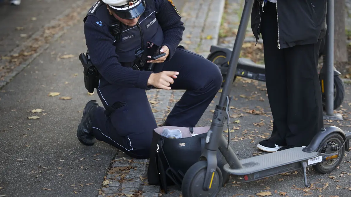 Polizei kontrolliert Rollerfahrer.: Fellbach, DEU, 15.010.2026
Polizei kontrolliert Rollerfahrer.
No model release. Kein Einverständnis für Werbung, keine Weitergabe an Dritte.
Abgebildete Personen haben der Veröffentlichung in der STZN zugestimmt.