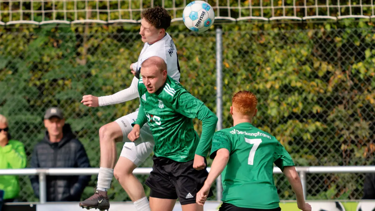 Zweikampf: Julius Hamm (SpVgg Holzgerlingen, #09) im Kopfballduell gegen Tim Paulus (SV Deckenpfronn, #06), Luftkampf Kopfball Kopfballspiel Einsatz
Fussball, SpVgg Holzgerlingen vs. SV Deckenpfronn, Bezirksliga, 7. Spieltag, Holzgerlingen, Saison 2026/2027, 11.10.2026
Foto: Eibner/Carsten Schwering