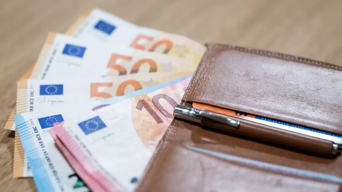 Bargeld: ILLUSTRATION - 24.11.2023, Berlin: Zahlreiche Euro-Banknoten und eine Geldbörse liegen auf einem Tisch. (zu dpa: «Finderin gibt Brieftasche mit vierstelligem Betrag ab») Foto: Hannes P Albert/dpa +++ dpa-Bildfunk +++